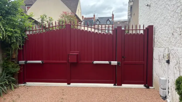 portail battant aluminium rouge avec moteur BFT installé par VVS Automatismes