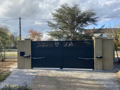 VVS Automatismes pose d'un portail battant en aluminium avec motorisation BFT modèle IGEA BT