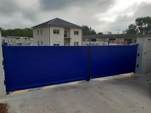 portail aluminium bleu 2 vantaux posé par VVS Automatismes avec moteur Hydraulique BFT Giuno A50