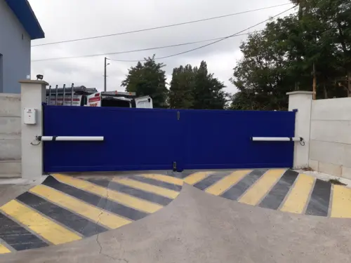 VVS Automatismes portail battant bleu avec moteur BFT Giuno A50