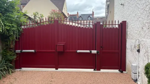 portail battant aluminium rouge avec moteur BFT installé par VVS Automatismes