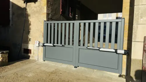 portail battant motorisation BFT KUSTOS ULTRA moteur vérin électromécanique posé par VVS Automatismes