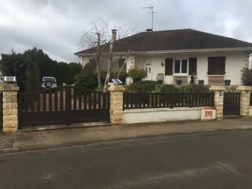 portail battant avec installation solaire BFT Ecosol posé par VVS Automatismes moteur VIRGO SMART