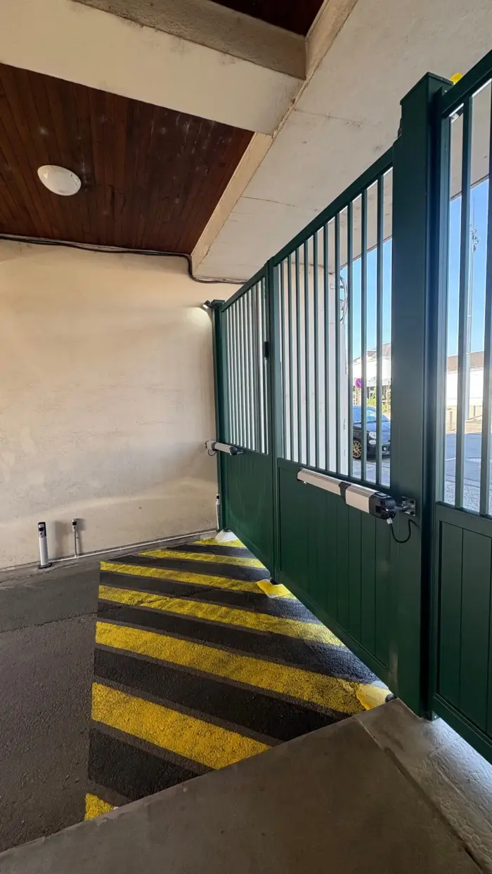 portail battant à Moulins avec moteur Phobos Ultra BT de la marque BFT posé par VVS Automatismes