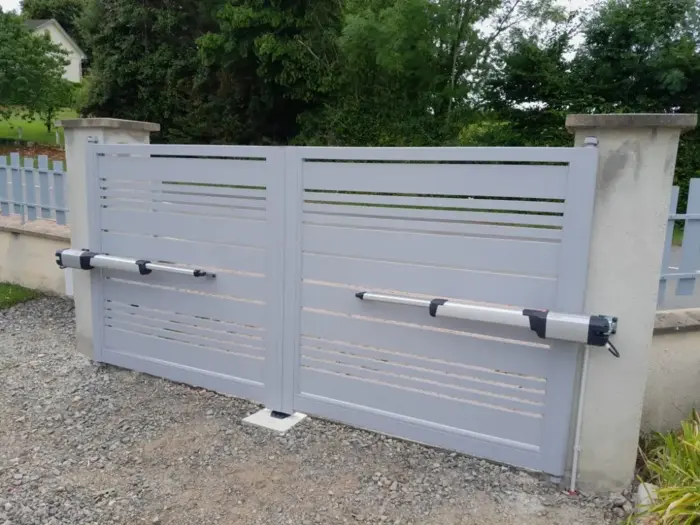 portail aluminium légèrement ajouré avec moteur BFT Kustos posé par VVS Automatismes