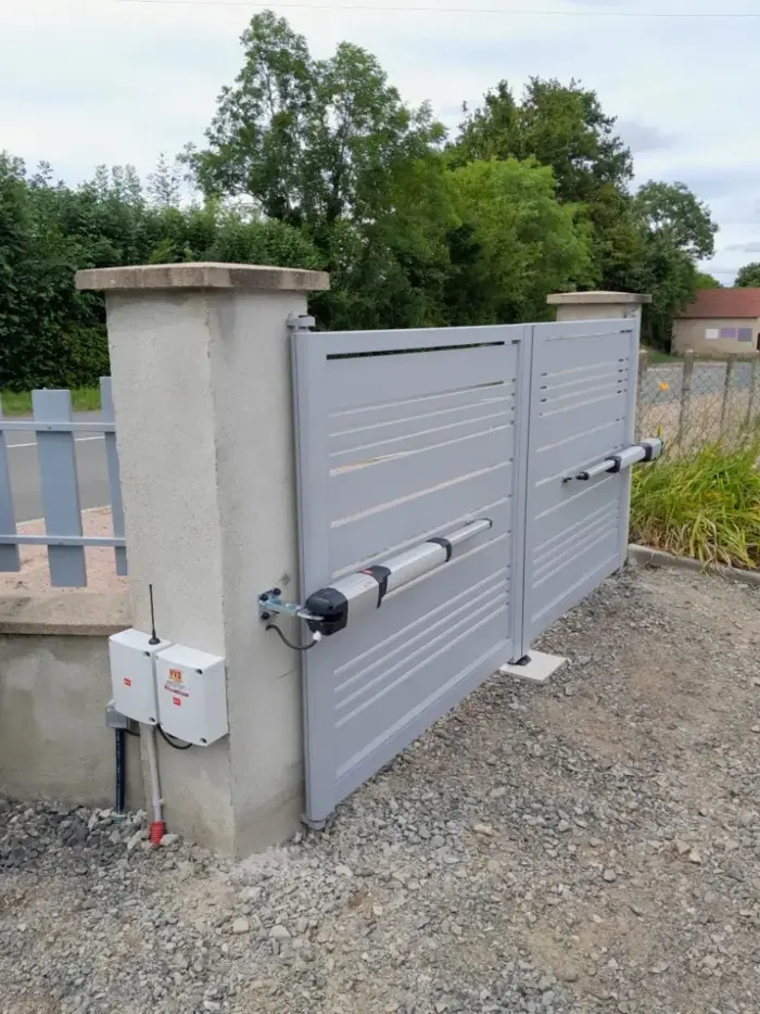moteur électromécanique BFT KUSTOS installé par VVS Automatismes sur portail battant en aluminium