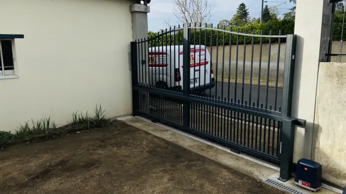 portail alu coulissant motorisation BFT DEIMOS Ultra installé par VVS Automatismes