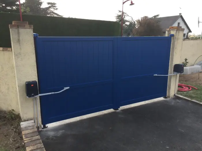 portail aluminium bleu avec moteur électrique Virgo de la marque BFT posé par VVS Automatismes