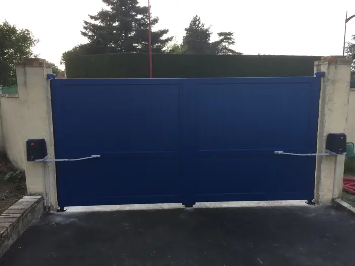 portail battant en aluminium de couleur bleu avec moteur BFT Virgo smart installé par {{site-ttle}}