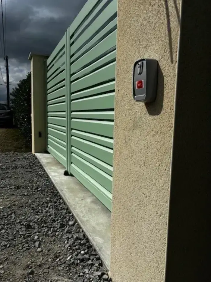 portail battant motorisé installé par VVS Automatismes avec moteur IGEA de chez BFT et déverrouillage extérieur