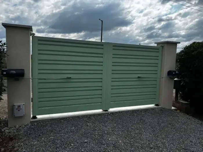 portail aluminium vert posé par VVS Automatismes avec moteur BFT Igea